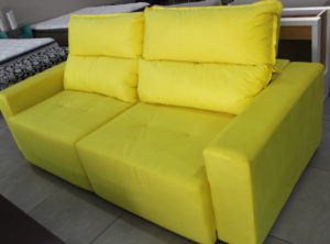 Sofá de couro amarelo